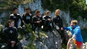 Coach Tobi erklärt, was bei einem Klippensprung zu beachten ist.