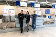 Von links: Sebastian Bezzel, Mirella Baronetti (Check In und Boarding) und Simon Schwarz.
