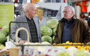 Der Mafiosi Happy Jack Vintano (Dominic Chianese, l.) ist überrascht als er von Henry Reagan (Len Cariou, r.) erfährt, dass sein Sohn verdächtigt wird, eine Polizistin ermordet zu haben ...