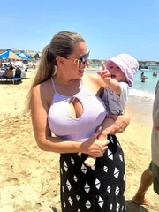 Familie Weiß gönnt sich ein Wochenende am Strand von Zypern.
