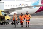Von links: Matthias Reubel (Gepäckabfertigung), Simon Schwarz und Sebastian Bezzel.