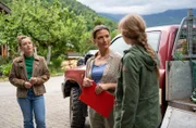 Sophia Strasser (Katharina Leonore Goebel l.) kehrt nach Klärung der Tat auf den Gemüsehof der Pflegefamilie zurück. Bringt ihre Nachricht die erhoffte Zukunft für Thea Stoll (Julia Urban M.) und ihre Pflegekinder Anna (Lilith Kampfmeyer r.) und Nico (Gareth McGregor n.i.B.)?