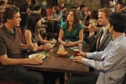 Ein gemeinsamer Abend unter Freunden: Ted (Josh Radnor, r.), Marshall (Jason Segel, l.), Barney (Neil Patrick Harris, 2.v.r.), Lily (Alyson Hannigan, 2.v.l.) und Robin (Cobie Smulders, M.) ...