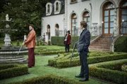 Ludo Talenti (Ryan Gage, l.), Endeavour Morse (Shaun Evans, r.) und Violetta Talenti (Stephanie Leonidas, M.) befinden sich in einer komplizierten Dreiecks-Beziehung. Alle drei spielen ein falsches Spiel.