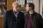 Georg Wilsberg (Leonard Lansink, l.) und Ekki (Oliver Korittke, r.) sind im Finanzamt.