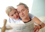 Laura (Cecilia Kunz) sucht eine Wohnung, in der sie mit Roehrs (Siemen Rühaak) zusammen leben will.