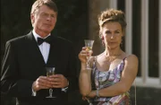 Richard Butler (David Beames) hat es schwer in seiner Familie, nicht zuletzt wegen seiner nicht standesgemäßen Gattin Sandra (Joanna Riding).