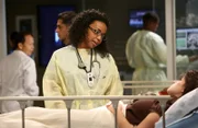 Während der Spendengala soll die Notaufnahme von allen Assistenzärzten geleitet werden, darunter auch Stephanie (Jerrika Hinton) ...