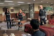"CSI: Vegas", "Es ist angerichtet." In Frank's Diner, einem Nachlokal, werden acht Leichen gefunden. Nur der Vincent, der Chef hat überlebt. Er wurde im Kühlraum eingeschlossen. Als erster Tatverdächiger gilt der Stalker Ronald Basderic. Ronald hat vor einiger Zeit immer vor dem Lokal auf die Kellnerin Edie gewartet und sie belästigt. Als dann der Schuhabdruck und die Fingerabdrücke an der Tatwaffe Ronald zugeordnet werden könne, scheint die Sachlage klar zu sein.Im Bild (v.li.): Jorja Fox (Sara Sidle), Elisabeth Shue (Julie Finlay), Ted Danson (D.B. Russell).