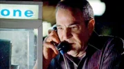Special Agent Gideon (Mandy Patinkin) wird von der Polizei fälschlicherweise als Mörder gesucht und muß sich verstecken ...