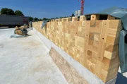 Aus Max Wörners Holzbausteinen sollen ganze Gebäude entstehen.