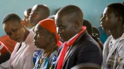 Cesilia Mollel (l.), ihr Ehemann John Mbano (2.v.r.) und Johns Verwandte Maria Mbano (M.) sind zusammen in der Kirche.