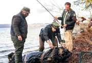 Hubert (Christian Tramitz, rechts) und Staller (Helmfried von Lüttichau, Mitte) haben einen Schwarzfischer (Roberto Martinez) gestellt. Am Haken hing statt eines kapitalen Hechts eine Leiche im Plastiksack.