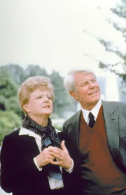 Jessica (Angela Lansbury, l.) reist nach Seattle, um an der Universität im Fachbereich Kriminologie einige Vorlesungen zu halten. Vom Flughafen holt sie ihr alter Freund und Dekan Dr. Edmund Gerard (Peter Graves, r.) ab.