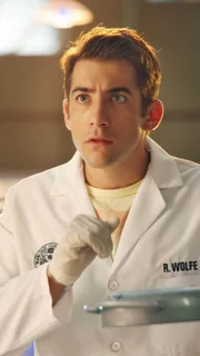 CSI-Mitarbeiter Ryan Wolfe (Jonathan Togo) muss mit seinen Kollegen mysteriöse Rätsel lösen, die ihnen von einem Serienmörder hinterlassen werden.