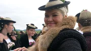 Auf der alljährlichen Leonhardifahrt-Prozession werden im Bayerischen Oberland die Pferde gesegnet. Natürlich ist Nina Bartl vom Gschwandtnerhof am Tegernsee mit einer prächtig geschmückten Kutsche dabei.