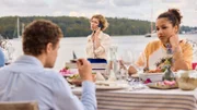 Eigentlich wollten Janne (Brigitte Zeh, M.) und Nice beim Abendessen Mikkel (Ben Ole Knobbe, l.) und Lea (Maj Borchardt, r.) von ihrer Beziehung berichten - doch Nice entschuldigt sich in letzter Minute telefonisch.