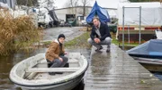 Kriminalkommissar Lars Pöhlmann (Dominic Boeer, r.) verfolgt den verdächtigen Ralf Roller (Lennart Herrmann, l.) bis zum Dock, wo der Jugendliche seinen Fluchtversuch aufgibt.