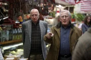 Henry Reagan (Len Cariou, r.) trifft den Mafiosi Happy Jack Vintano (Dominic Chianese, l.), dessen Sohn verdächtigt wird, eine Polzistin getötet zu haben ...