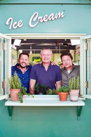 "Jamie & Jimmy's Food Fight Club", "Spanische Paella mit Martin Clunes." Diesmal haben Jamie und Jimmy den britischen Sitcom-Star Martin Clunes als Gast in ihrem Bistro. Sie bringen ihm bei, wie man eine perfekte mallorquinische Paella zubereitet. Dann unterhalten sich Jamie und Jimmy über nachhaltigen Fischfang und raten den Konsumenten, weniger überfischte Arten wie zum Beispiel den Seehecht einzukaufen. Dann überrascht Jimmy mit seinem Spezial-Bier aus Wurzeln von Löwenzahn und Kletten, sowie einem Likör aus Kamillenblüten.Im Bild (v.li.): Jimmy Doherty, Martin Clunes, Jamie Oliver.