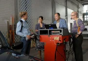Mord nicht auszuschließen. Nach dem Test im Kripo-Labor, von links: KHK Kappl (Maximilian Brückner), Gerichtsmedizinerin Dr. Singh (Lale Yavas), Spusi-Leiter Jordan (Hartmut Volle) und KHK Deininger (Gregor Weber).