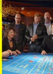 Lust und Frust am Roulette-Tisch. Die Kommissare Kappl und Deininger (Maximilian Brückner und Gregor Weber, Mitte) auf der Spur des "Toten vom Straßenrand".