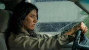 Quiet (Stephanie Beatriz) flieht in einem gestohlenen Polizeifahrzeug und hinterlässt dabei eine Spur aus Chaos und Zerstörung.