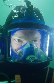 Zeke Tenhoff erkundet einen Unterwasserschaden vor Sledge Island.