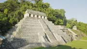 Landschaft des Tempels der Inschriften (Außenansicht des Grabes von König Pakal). Kleinerer Tempel XIII (Grab der Roten Königin) zu seiner Rechten (mit strohgedecktem Eingang).