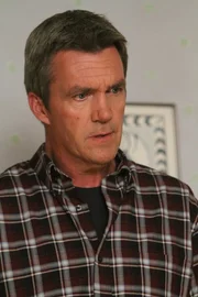 Weil Frankie denkt, dass Männer früher von Altersbeschwerden geplagt werden als Frauen, drängt sie Mike (Neil Flynn) dazu, sich vom Arzt durchchecken zu lassen ... Weil Frankie denkt, dass Männer früher von Altersbeschwerden geplagt werden als Frauen, drängt sie Mike (Neil Flynn) dazu, sich vom Arzt durchchecken zu lassen ...