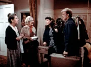 Miss Mamie (Helen Kleeb, l.) und Miss Emily (Mary Jackson, 2.v.l.) begrüßen Toni (Lisa Harrison, 2.v.r.) und Jason (Jon Walmsley, r.). Sie haben Toni eine Zimmer in ihrem Haus zur Verfügung gestellt.