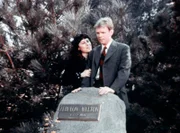 Toni (Lisa Harrison, l.) und Jason (Jon Walmsley, r.) am Grab von Jasons Großvater ...