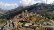 Auf dem Granitmassiv des Monte Limbara befindet sich eine Ansammlung riesiger Antennen, die in alle Richtungen zeigen.