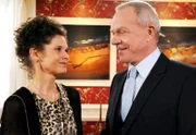 "Sturm der Liebe", "Teil 1269." Eva und Robert haben beide insgeheim gehörig an ihrer Trennung zu knabbern. Als Robert Eva von einem Traum erzählt, der ihm erneut verdeutlicht hat, wieviel sie ihm bedeutet, ist sie derart aufgewühlt, dass sie sogar eine Verabredung mit Markus absagt. Stattdessen blättert sie in einem alten Fotoalbum und schwelgt in Erinnerungen an ihre Zeit mit Robert. Inzwischen hat sich die Stimmung im Hause Sonnbichler nicht wesentlich gebessert. Obwohl Hildegard nun von Käthes heimlicher Schwärmerei für Alfons weiß, bringt sie es nicht übers Herz, ihre Schwester auf die Straße zu setzen. Im Bild: Werner (Dirk Galuba, r.) versucht bei der Künstlerin Senta (Brigitte Jaufenthaler, l.) zu punkten.