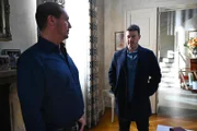ACHTUNG SPERRFRIST! Die Veröffentlichung dieses Motives ist für alle ONLINE-MEDIEN (außer Programm-Presse) erst ab dem 13.05.2025 frei. Richard (Silvan-Pierre Leirich, r.) wird von Ben (Jörg Rohde) beruhigt, dass es in Ordnung ist, Simone beizustehen.