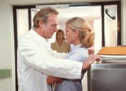 Dr. Roehrs (Siemen Rühaak) und Laura (Cecilia Kunz, re.) schmieden Hochzeitspläne. Laura ahnt jedoch nicht, dass das Roehrs nicht abhält, mit der Patientin Elvira (Giulia Siegel, hi.) zu flirten...
