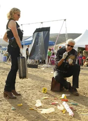 Bei einem Rave in der Wüste wird ein Mädchen erschossen. Julie Finlay (Elisabeth Shue) und D.B. Russell (Ted Danson) ermitteln.