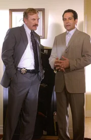 Captain Stottlemeyer (Ted Levine, li.) unterstellt Monica, ihren Ex-Mann ermordet zu haben und glaubt, auch Monk (Tony Shalhoub), der sich mit Monica angefreundet hat, schwebe in Lebensgefahr.