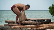 Joe baut ein Holzfloß.