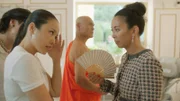 Tracy (Minh-Khai Phan-Thi, r.) möchte mit Hilfe eines Mönchs (Nguyet Pham Khac, M.) herausfinden, warum ihr Laden nicht gut genug läuft. Ly (Trang Le Hong, l.) meint die Antwort schon zu kennen.