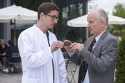 Dr. Elias Bähr (Stefan Ruppe, l.); Bodo Strauch (Justus Carrière, r.)