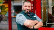 Der stellvertretende Filialleiter Apo fastet für Ramadan und kämpft den ganzen Tag mit Hunger, während er versucht, sein hohes Arbeitspensum zu bewältigen.