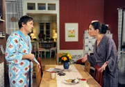 ARD ROTE ROSEN FOLGE 1428, am Dienstag (29.01.13) um 14:10 Uhr im ERSTEN. Vera (Sandra Speichert, r.) ist fassungslos, dass Jan (Timothy Peach, l.), ohne ihr Bescheid zu sagen ins Rosenhaus eingezogen ist.
