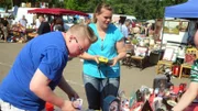 Daniela (27, li.) und Freundin Yvonne (26) auf dem Flohmarkt