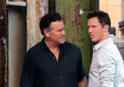 Sam Axe (Bruce Campbell, l.) und Michael Westen (Jeffrey Donovan) werden bei ihren Ermittlungen an der Nase herumgeführt. Finden sie einen Bombenbastler?
