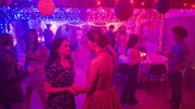 Addie (Lola Blue, v.l.) hat für ihre Schwestern, die Zwillinge sind, eine Party zum 16. Geburtstag im Gemeindesaal organisiert. Keedie (Georgia De Gidlow, v.r.) war erst gegen eine Party, doch nun freut sie sich doch.