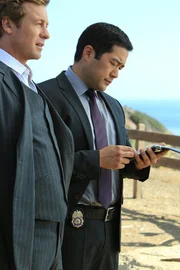 Versuchen, den Mord an der Journalistin Cassie Flood aufzuklären: Patrick (Simon Baker, l.) und Kimball (Tim Kang, r.) ...