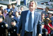 Capt. Stottlemeyer (Ted Levine) kann nicht glauben, was er sieht: Trotz seiner extremen Höhenangst klettert Monk auf das Riesenrad, um Sharona zu retten und den Mörder zu stellen...