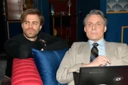 ACHTUNG SPERRFRIST! Die Veröffentlichung dieses Motives ist für alle ONLINE-MEDIEN (außer Programm-Presse) erst ab dem 13.05.2025 frei.  Gerner (Wolfgang Bahro, r.) und Julian (Onno Buß) wollen gemeinsam erreichen, dass Zoe die Bank verlässt.