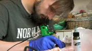 Jerrick arbeitet ebenfalls aktiv an seinen Zukunftsplänen. Der 20-Jährige würde gern mit seinem Hobby, dem Tätowieren, Geld verdienen.